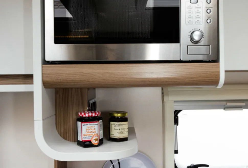 A-stunning-curved-shelf-design-in-the-kitchen-w800-23367