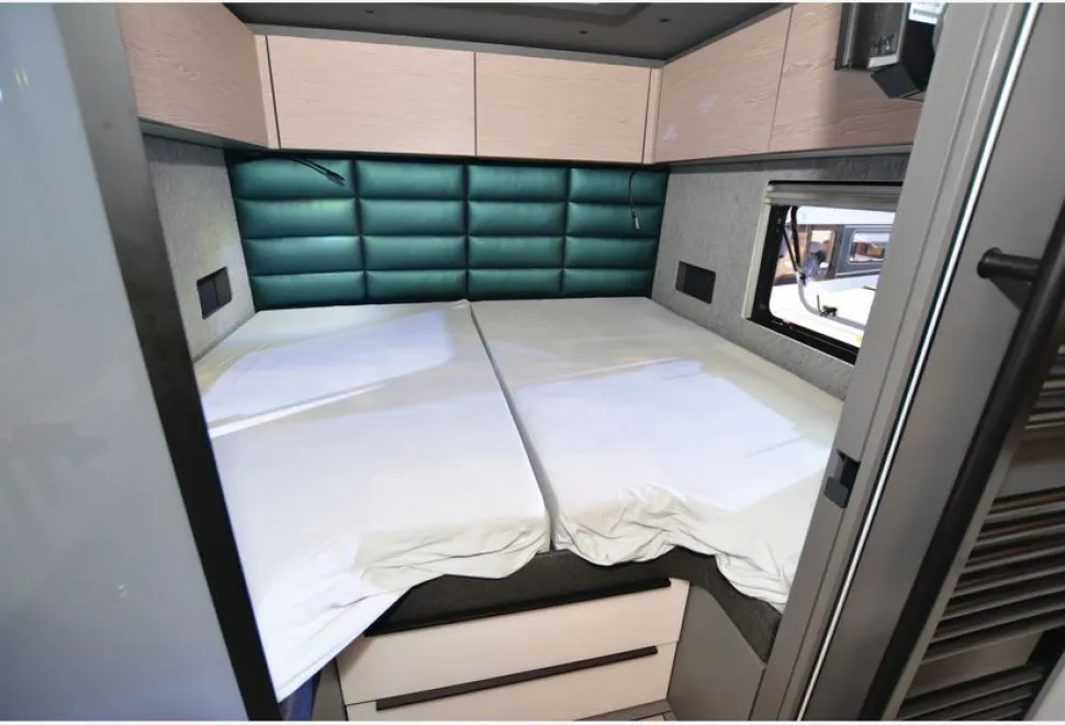 Niesmann-Bischoff-Flair-920-bedroom-25373
