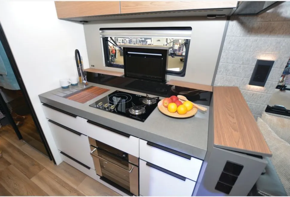 Niesmann-Bischoff-Flair-920-kitchen-25905
