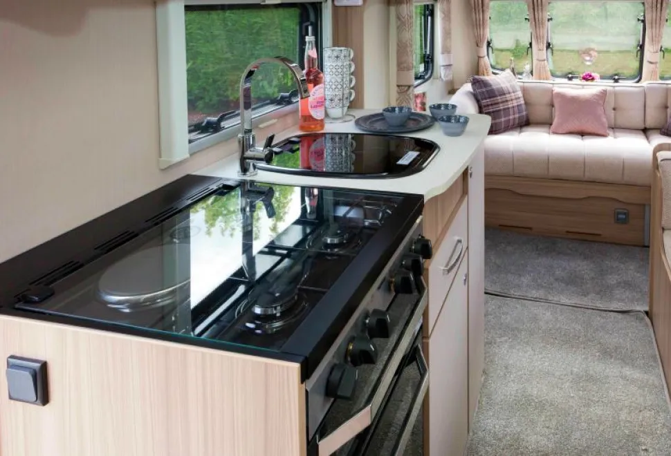 With-the-hob-and-sink-tops-down,-you-get-a-kitchen-surface-that’s-1-46505