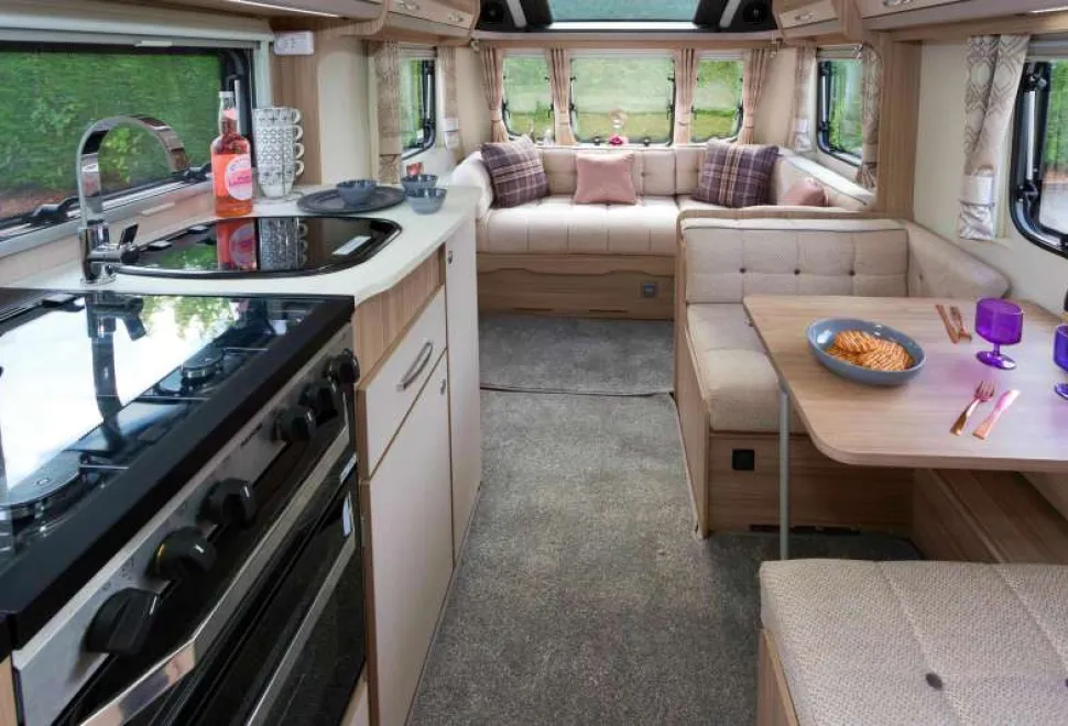 A-spacious-lounge,-a-permanent-dining-area-and-lots-of-floorspace!2-42926
