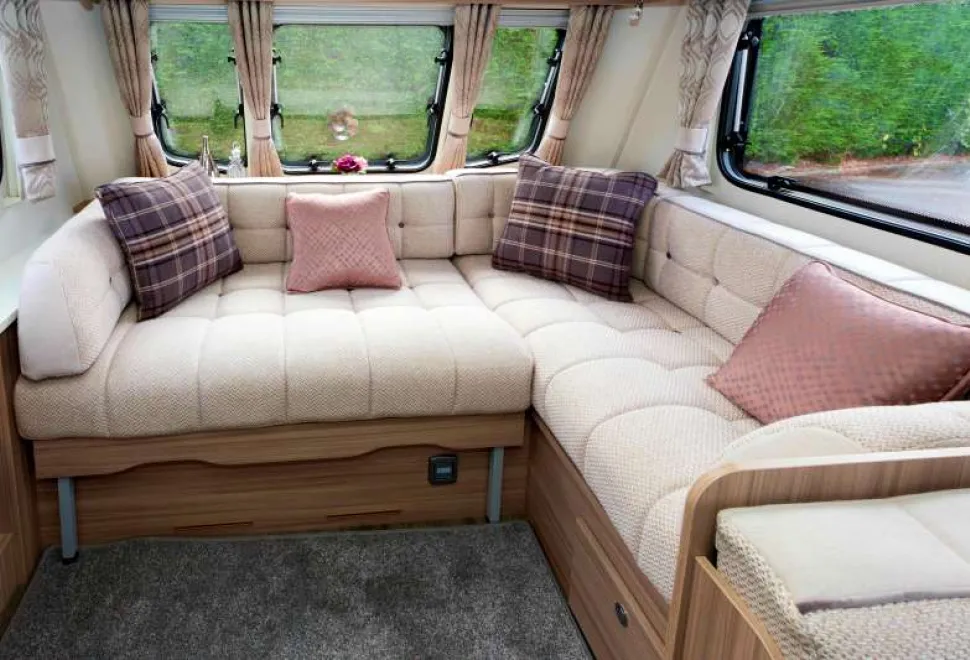 The-L-shape-provides-ample-seating-area-and-lots-of-floor-space-49599