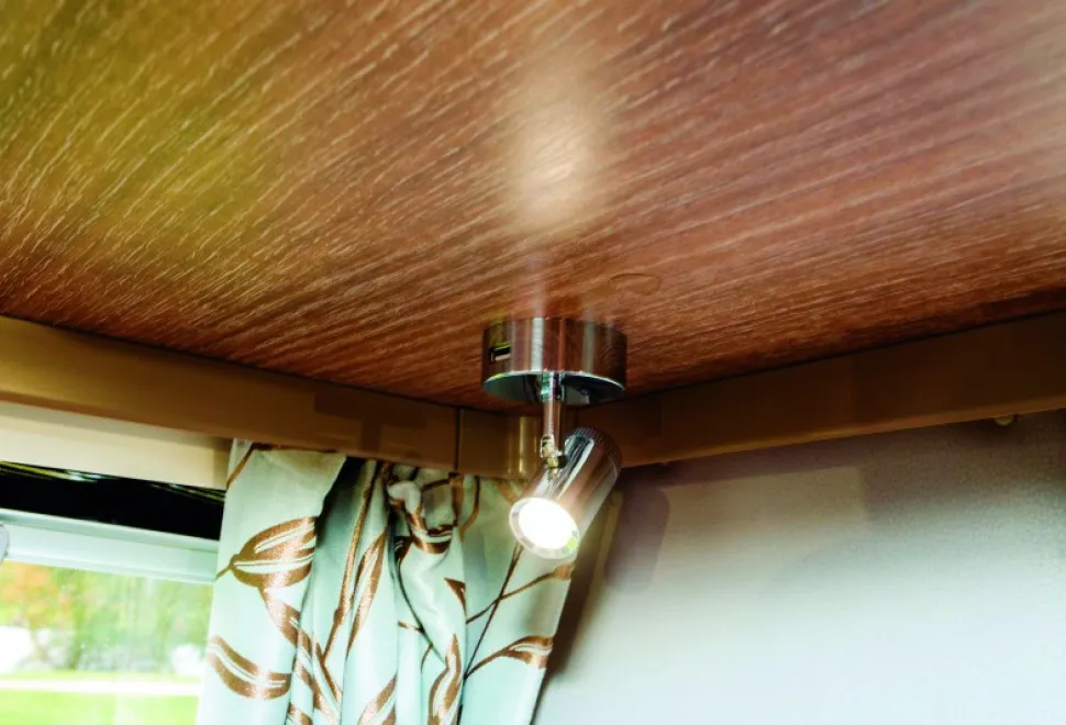 USB-ports-in-the-bases-of-spotlights!-02986