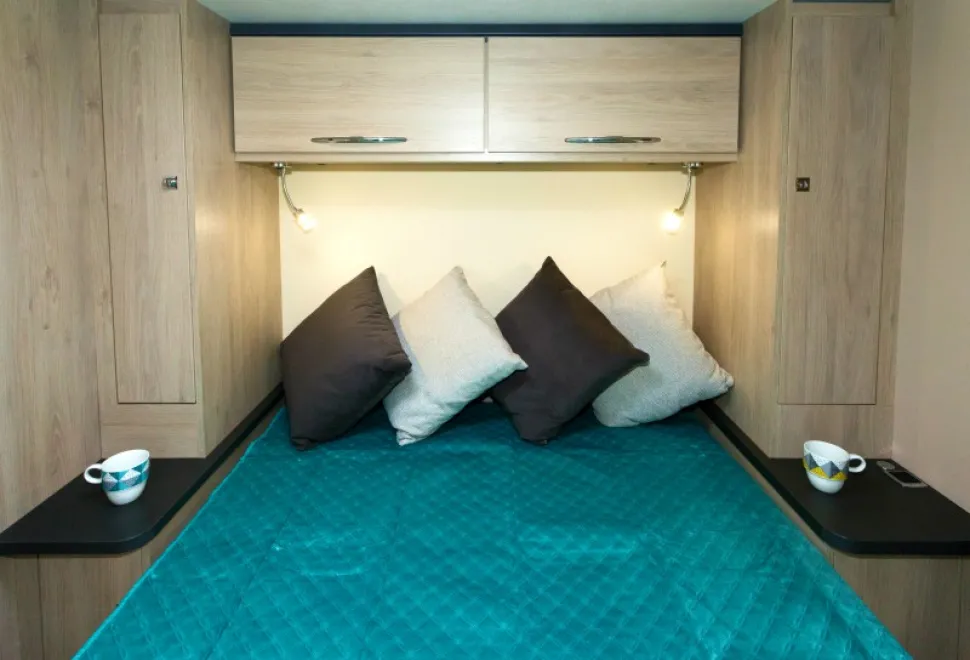 A-cosy-bedroom,-with-reading-spotlights-on-long,-flexible-stalks-30008