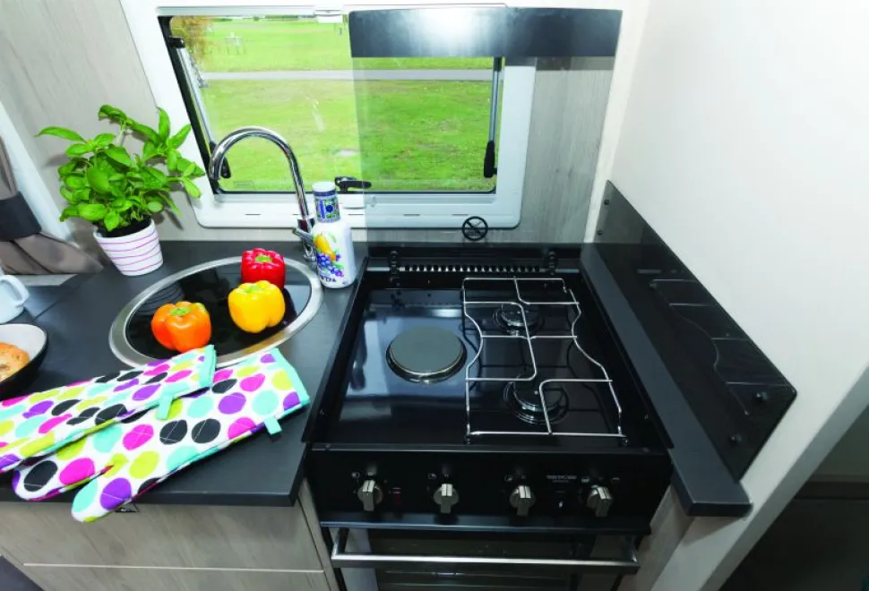 The-hob-design-means-that-the-hotplate-can-be-used-for-large-pans-or-a-wok-27648