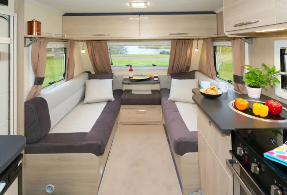 Light-an-airy,-the-480&rsquo;s-lounge-is-quite-spacious-25664