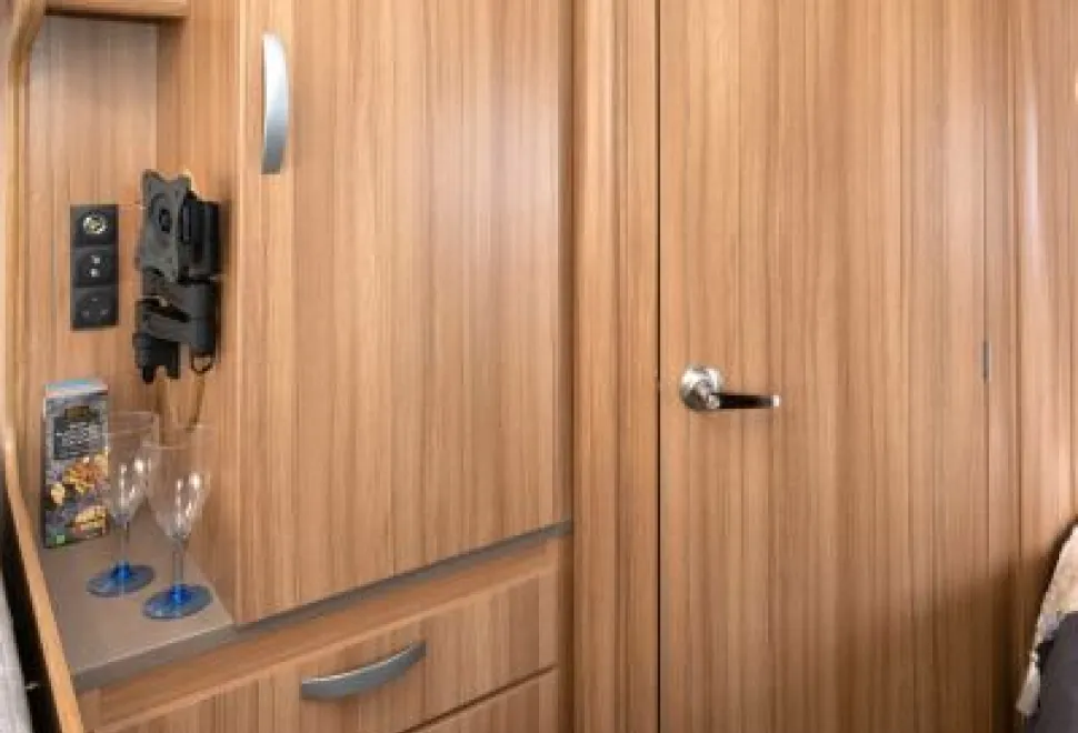 The-position-of-the-TV-bracket-alongside-the-wardrobe-enables-you-to-angle-it-to-face-all-areas-of-the-686-86819