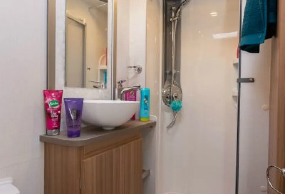 There&rsquo;s-enough-space-in-the-ashrom---and-a-towel-rail-across-the-shower-90882