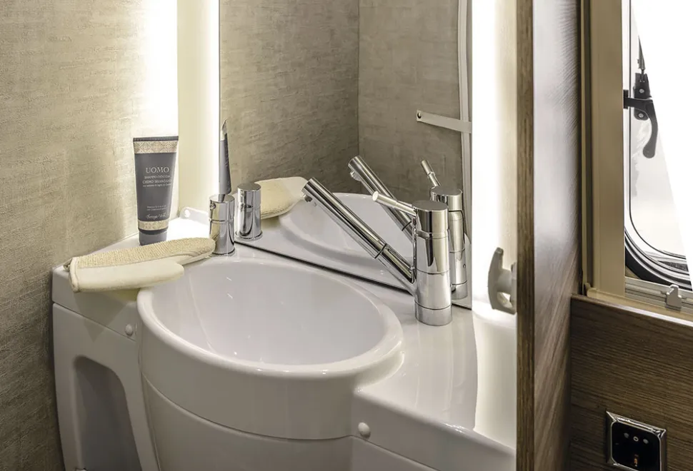 Rimor-Evo-washroom-09257