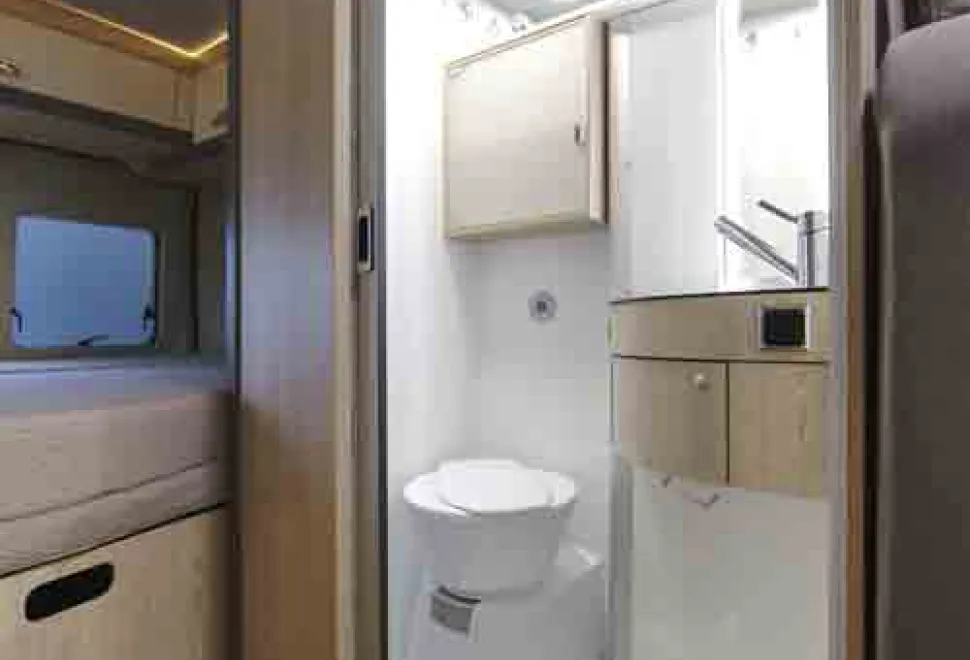 Globecar-Summit-washroom-91244