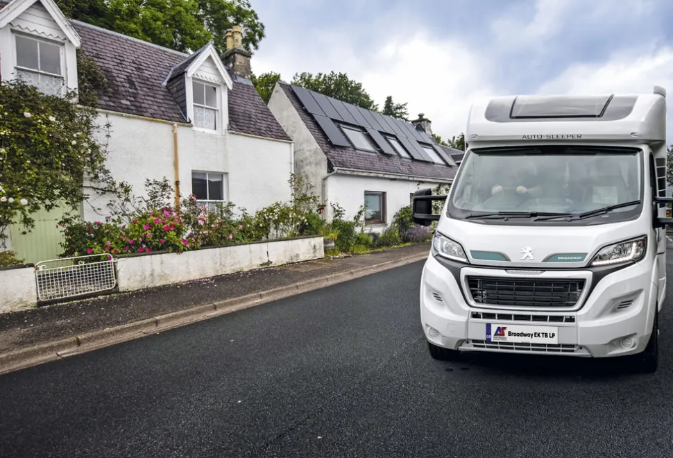 BROADWAY_EK_TB_LP_SCOTLAND_ROAD_PORTRAIT-39887