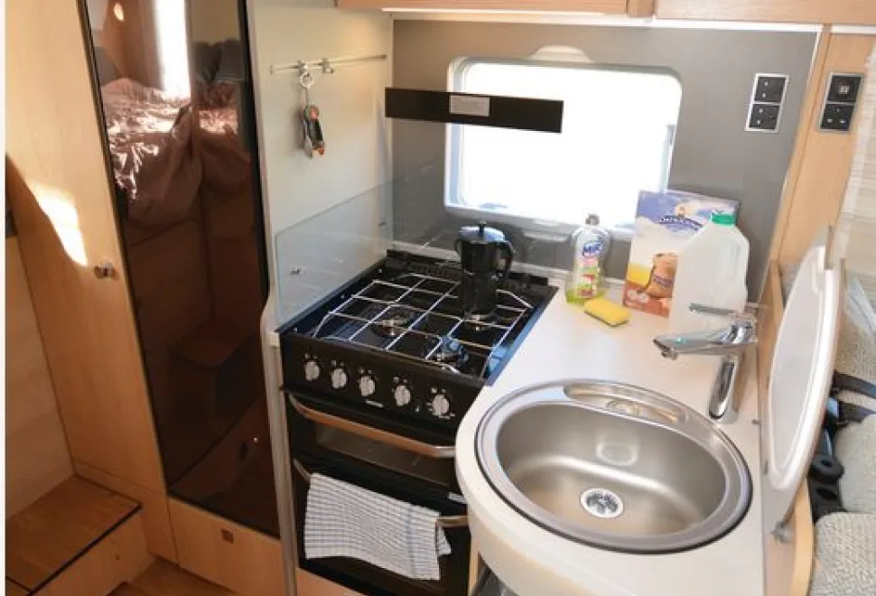 Hymer-B-MC-T550-kitchen-29224