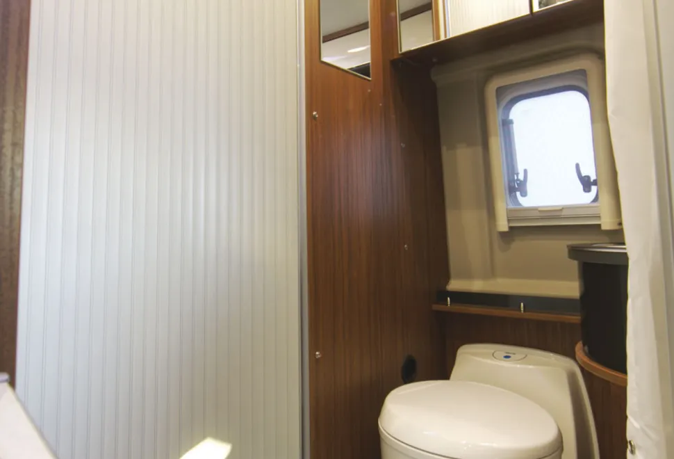 Globecar-washroom-82671