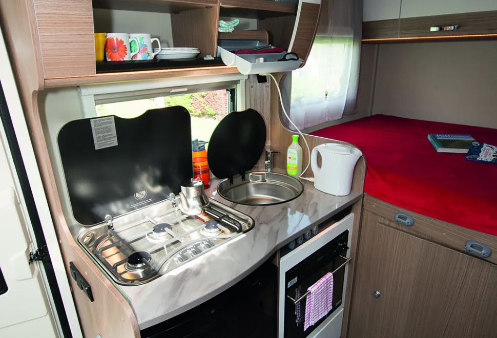 11_0-Practical-Brit-friendly-kitchen-Not-sure-about-cutlery-tray-DSC_1325-96685