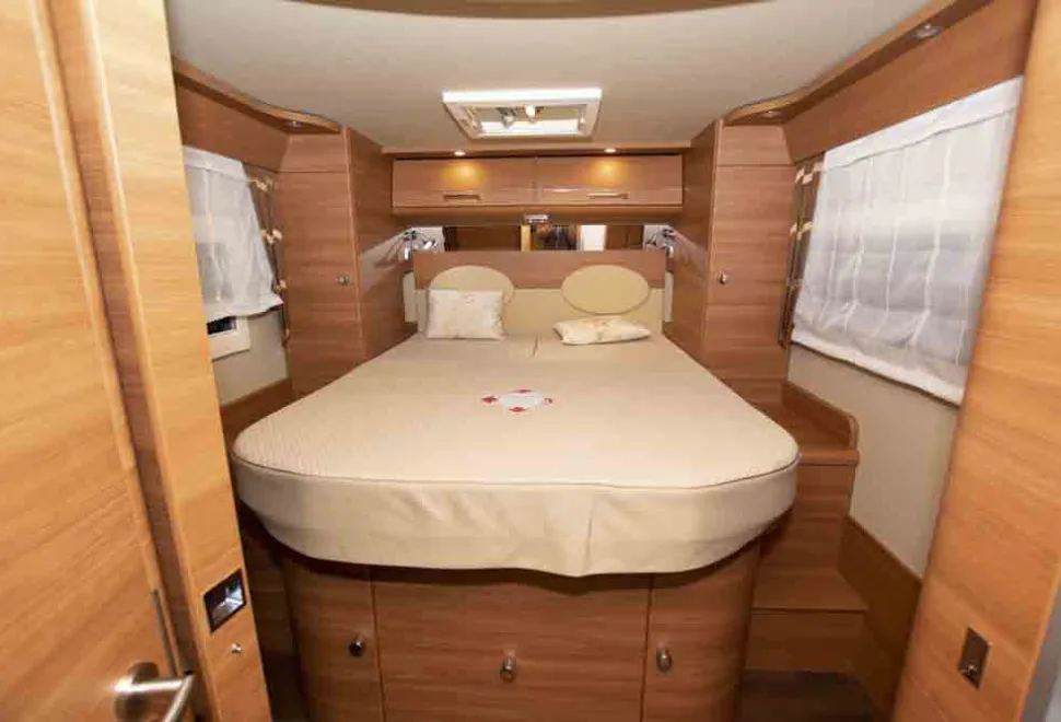 Carthago-Chic-island-bed-02976