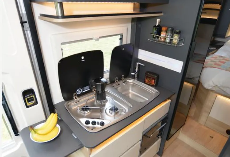 The-Itineo-Nomad-CM660-slim-A-class-motorhome-kitchen-93758