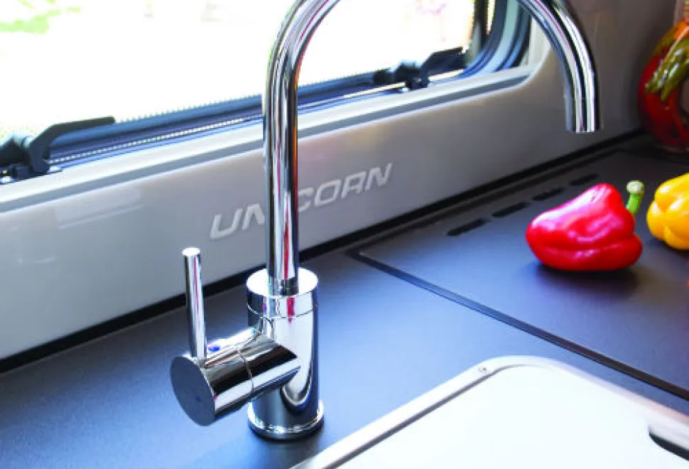 The-white-sink-cover-fits-flush-with-the-rim-to-it-forms-part-of-the-total-surface-w500-43230