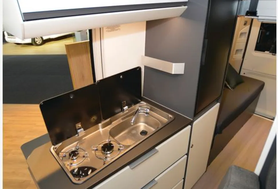 Adria-Twin-Supreme-600-SX-kitchen-11052