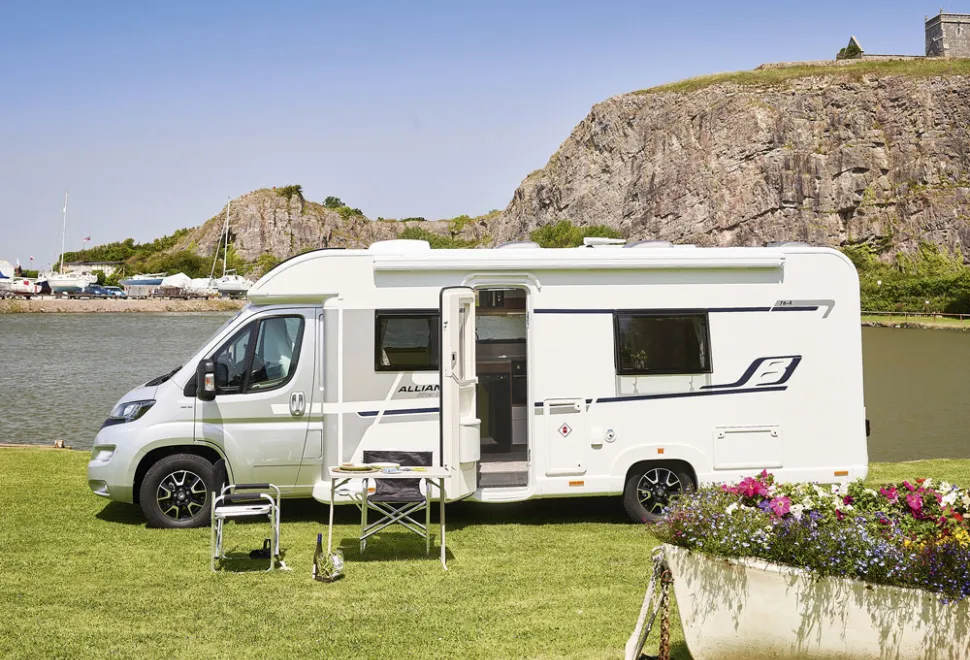 02_Alliance_Silver_Edition_nearside_by_sea_2-50387