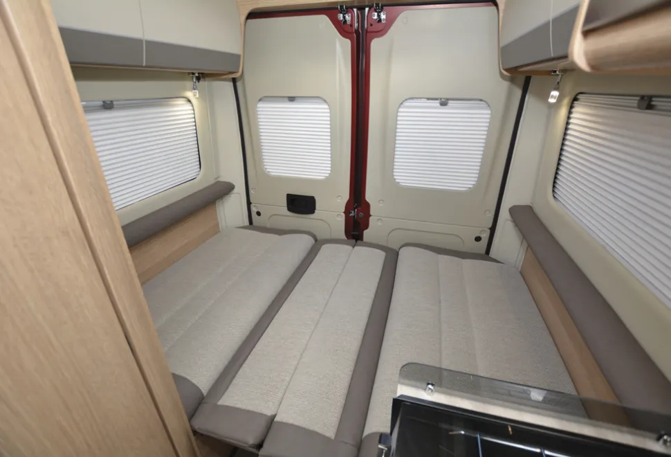 Auto-Trail-V-Line-540-SE-bed-22378