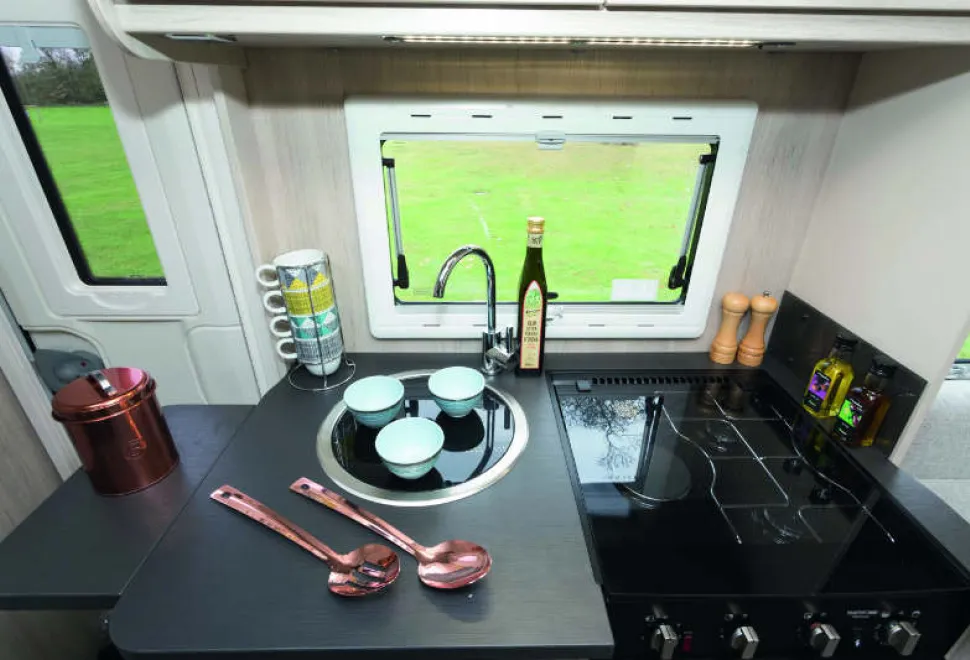 The-hob-pan-trivet-only-covers-the-two-burners,-so-there’s-plenty-of-space-around-the-hotplate,-enabling-you-to-use-large-pans-on-it.--w800-86228