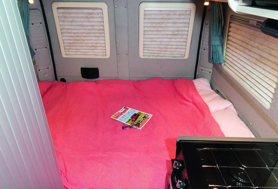 13.0-Cosy-rear-bed-DSC_1618-51611