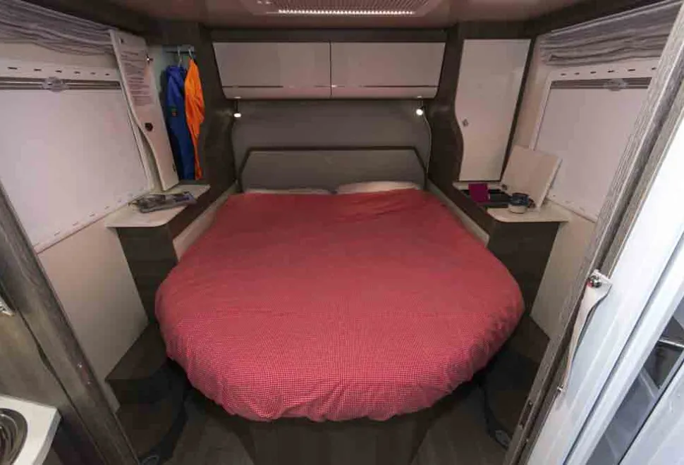 Mobilvetta-K-Silver-island-bed-10950