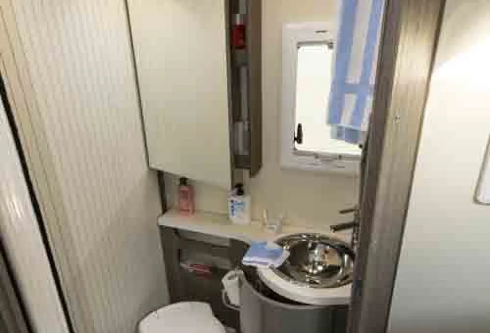 Mobilvetta-K-Silver-washroom-45954