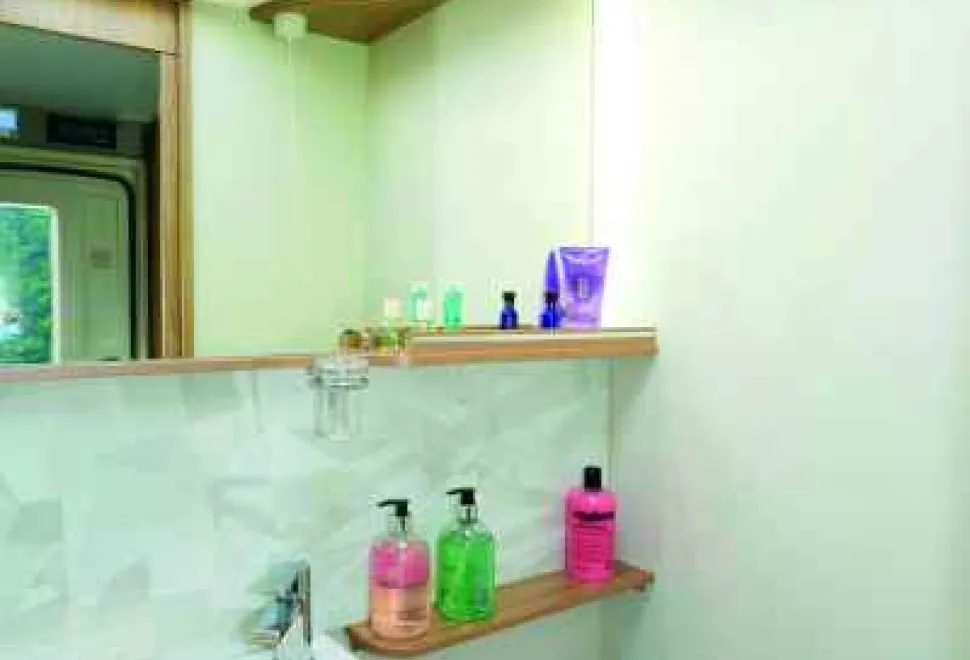 Plenty-of-shelving-and-bright,-white-lighting-26455