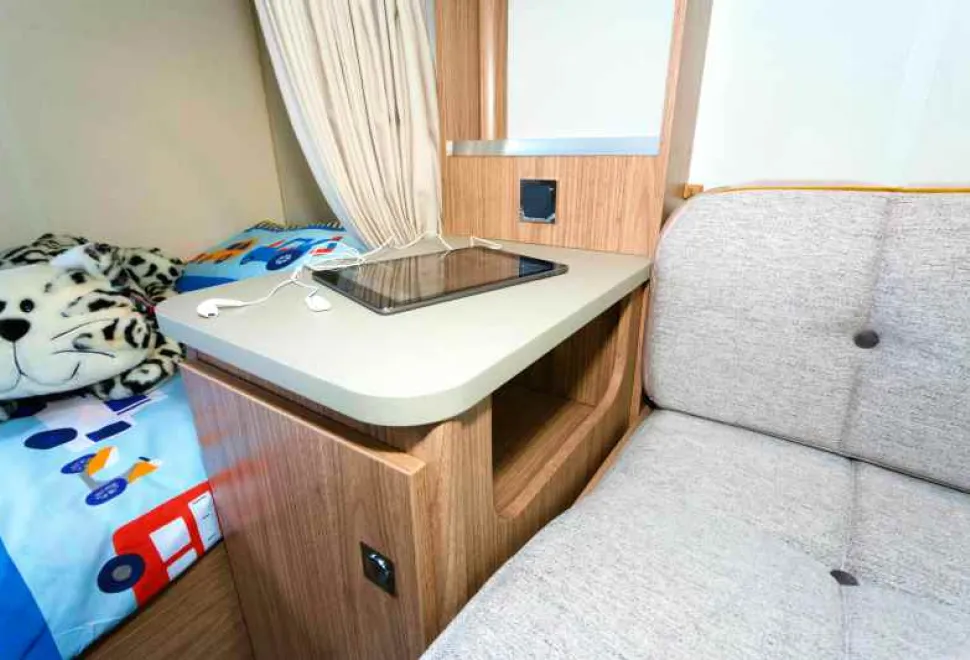 The-chest-of-drawers-at-the-rear-hides-away-a-power-and-TV-point--26971