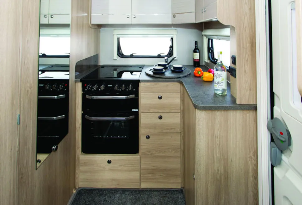So-many-cabinets-and-enough-L-shaped-surface-w800-14083