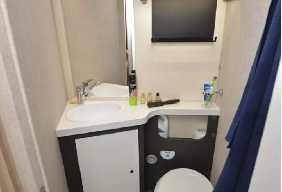 McLouis Fusion 379 low-profile motorhome washroom