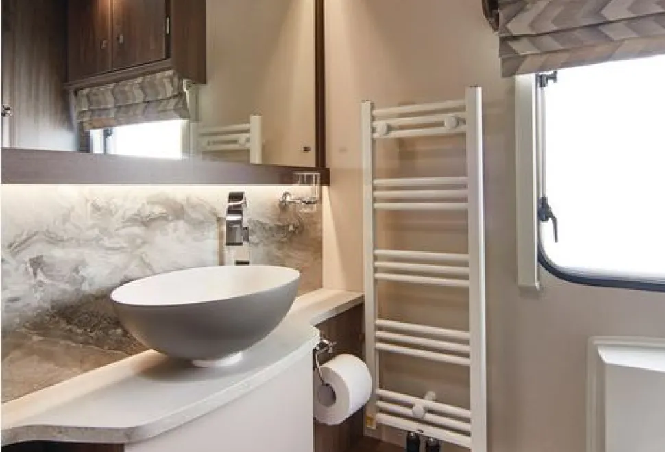 The-Coachman-Laser-Xcel-855-washroom-33365