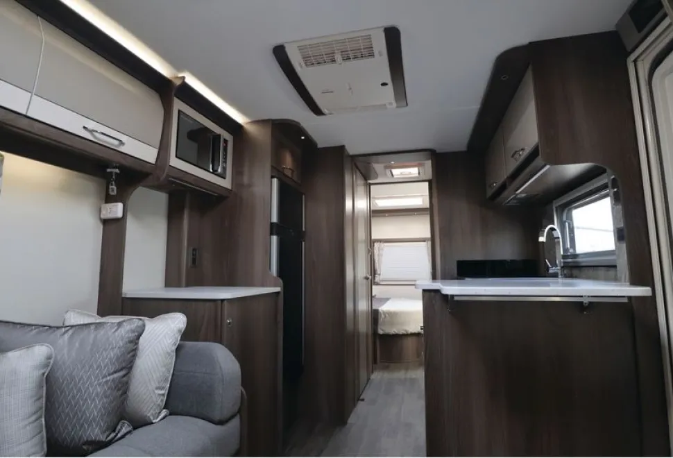 The-Coachman-Laser-Xcel-855-bedroom-32725