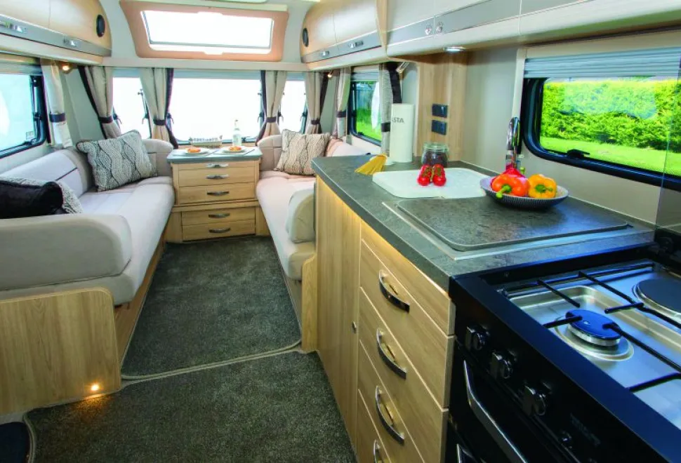 A-big-kitchen-and-a-lengthy-lounge-31615