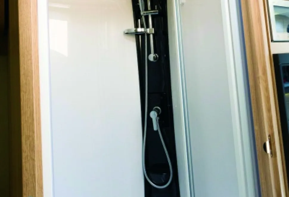 The-shower-is-centrally-lcoated,-on-the-nearside-34146