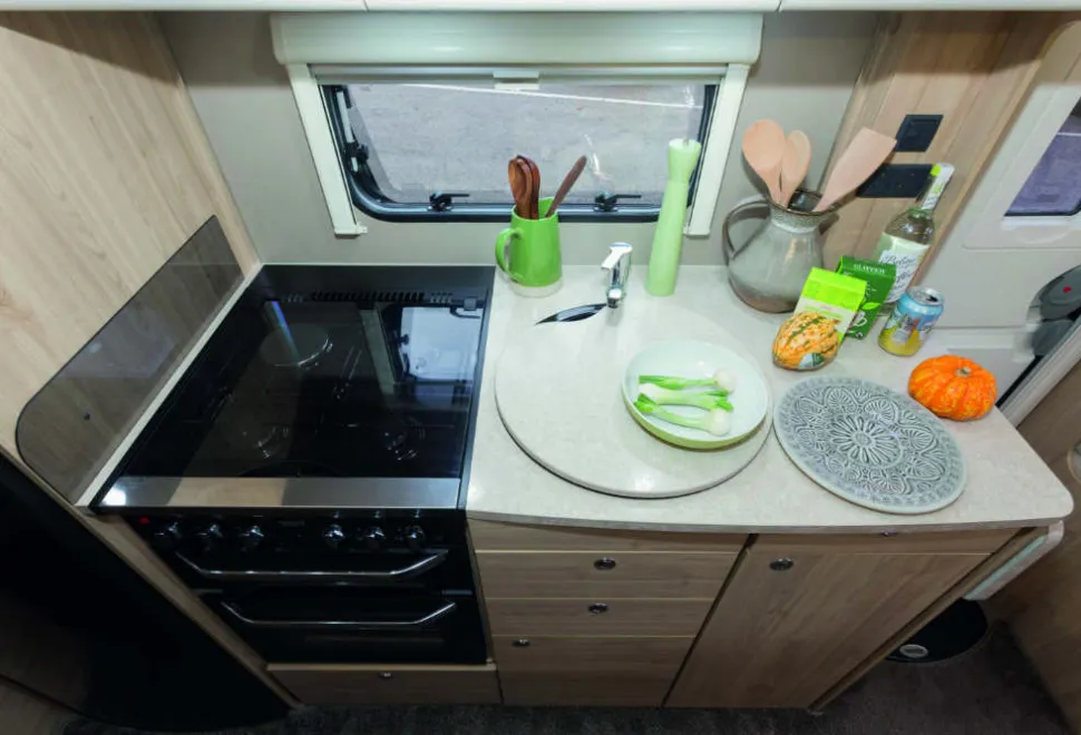 -The-cover-for-the-enormous-sink-matches-the-slightly-sparkly-rock-effect-surface-w1000-42275