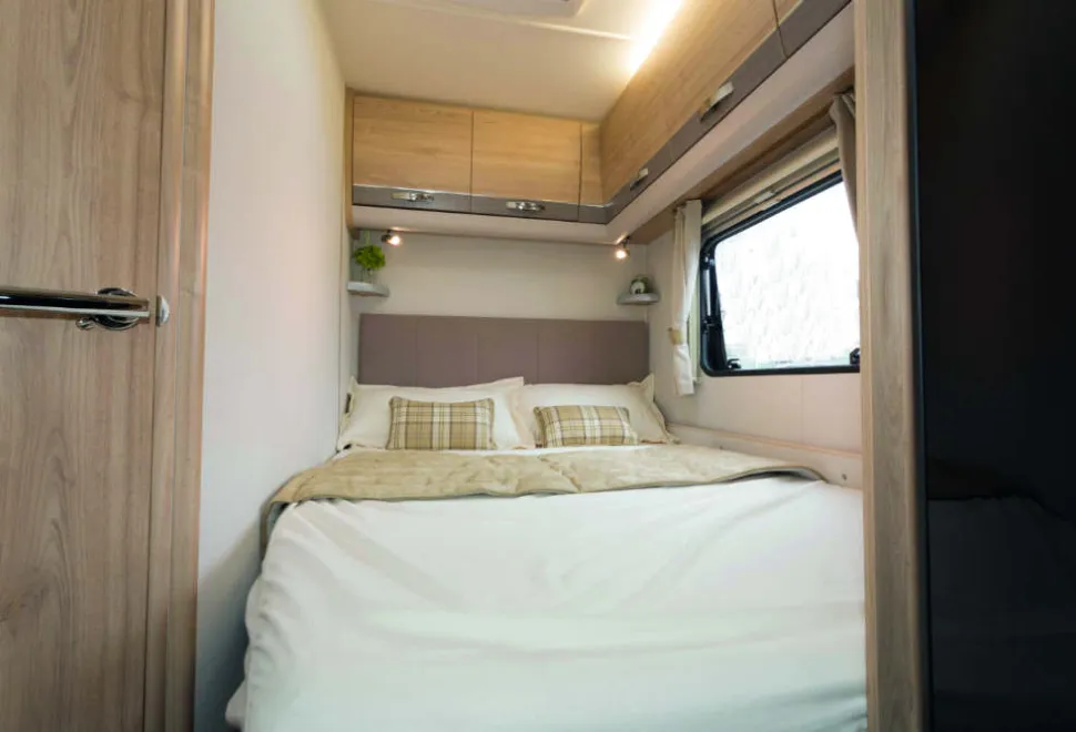 Double-bed-luxury---in-a-six-berth-w1000-56072