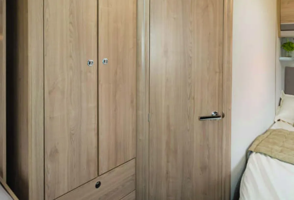 You-wouln&rsquo;t-think-there-was-a-fuill-sized-shower-room-behind-the-door-aft-of-the-wardrobe!-w600-71842