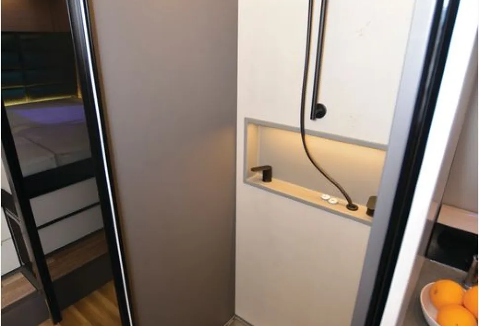 Niesmann + Bischoff Flair 880 A-class motorhome shower