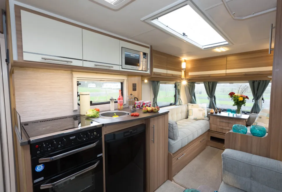 web-The-long-rooflight-keeps-both-the-lounge-and-kitchen-dining-area-amply-light-33208