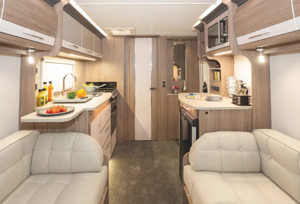 Plenty-of-space-in-the-kitchen-area-10496