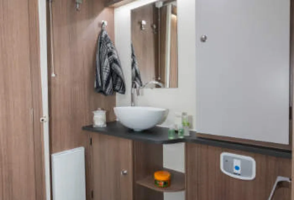 The-washbasin-toilet-area-can-be-secluded-by-a-pleated-partition-w350-53264