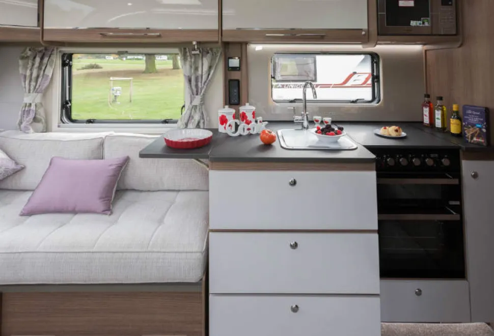 White-upper-and-lower-cabinet-doors-put-on-the-ktichen-stylke-w800-53795