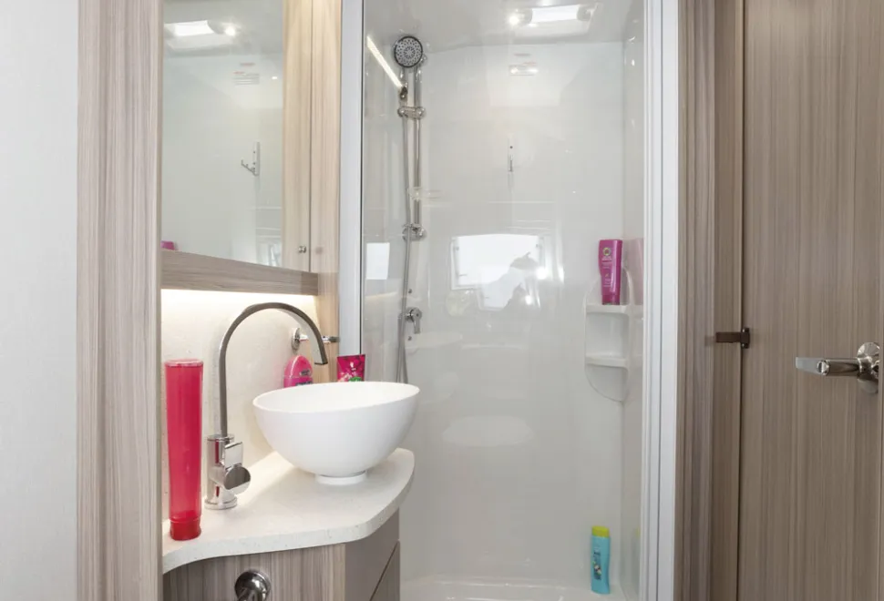Coachman-shower-and-washroom-93662