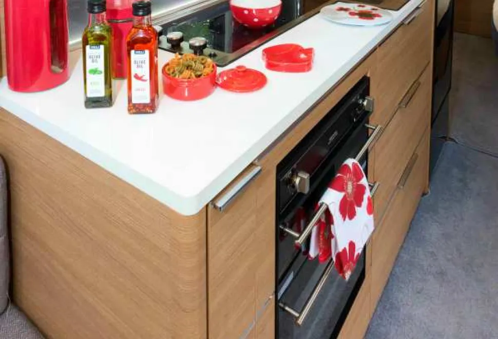 Working-surface-runs-alongside-and-in-front-of-the-hob-95381