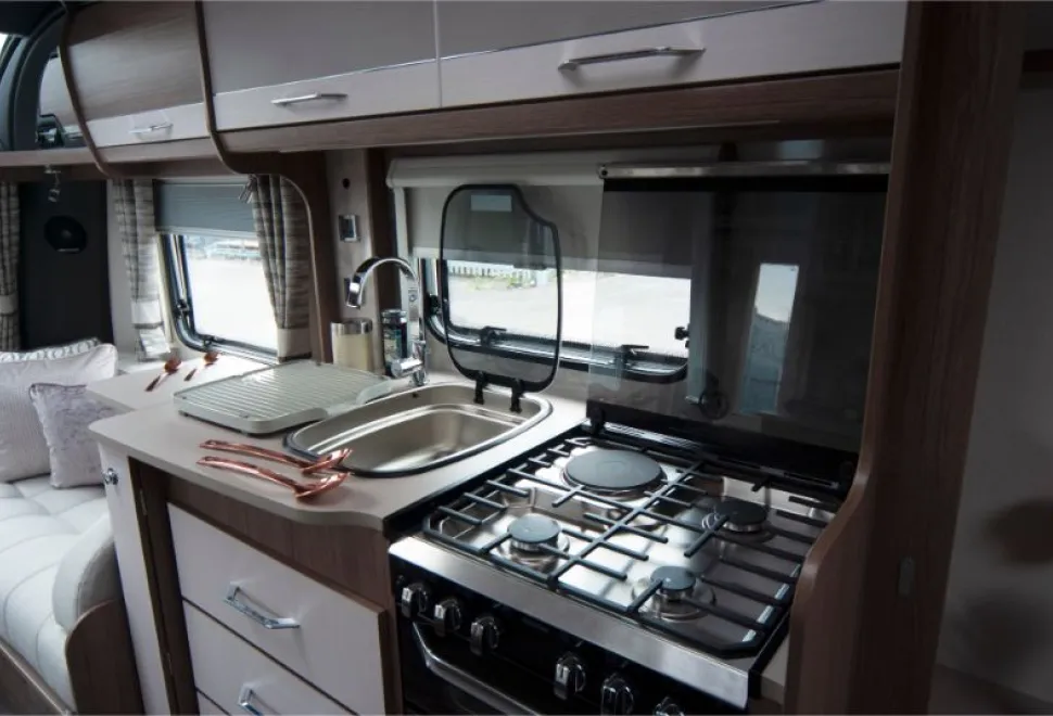 A-grooved-draining-board-with-a-lip-to-channel-water-into-the-sink-comes-as-standard-11583