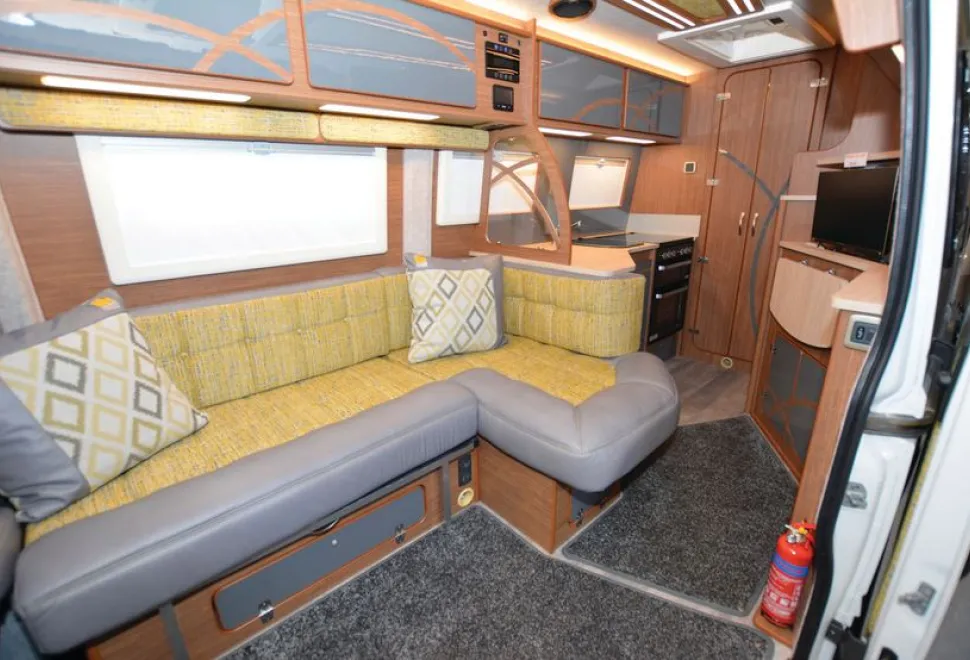 IH 710 IFL high-top campervan interior
