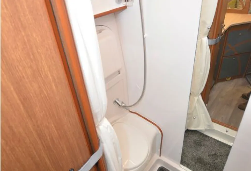 IH 710 IFL high-top campervan washroom