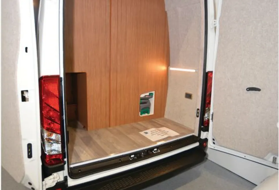 IH 710 IFL high-top campervan rear